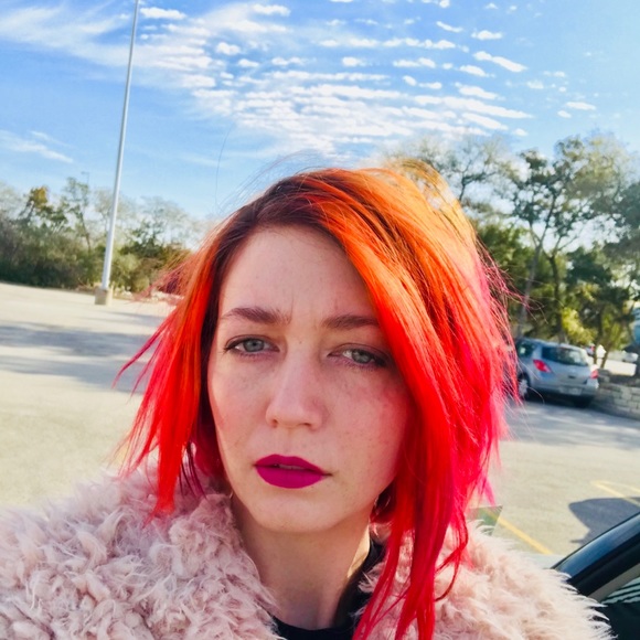 Meet your Posher, Lacey - Picture 2 of 3